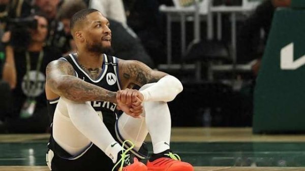 Damian Lillard thực hiện một c