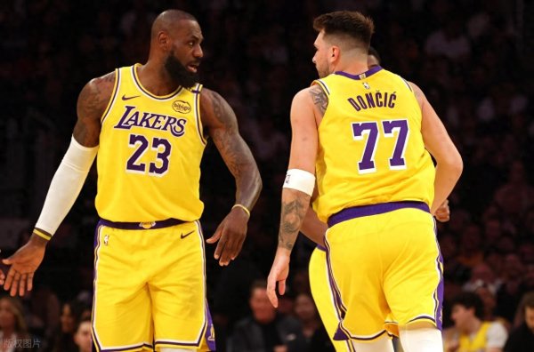 Đội hình 14+2 của Lakers đã đư